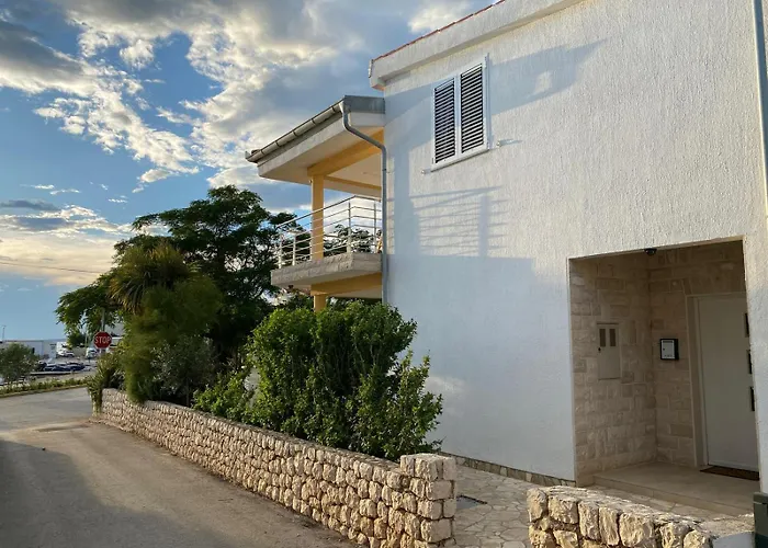 Summer House Врси