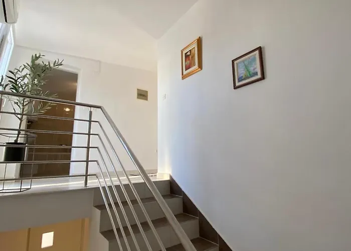 Summer House Врси